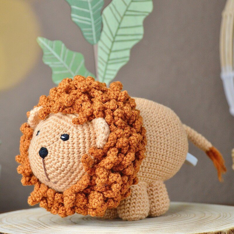Gehäkelter Amigurumi-Löwe in Hellbraun mit rostfarbener, krauser Mähne