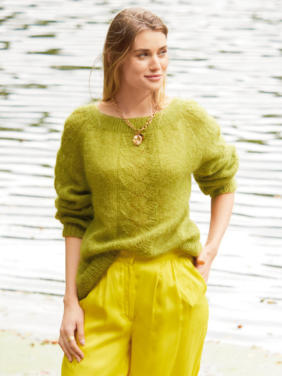 Grüner Raglanpulli mit Ajourmusterbordüre