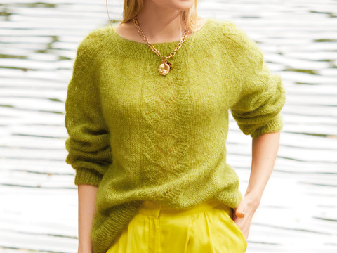 Grüner Raglanpulli mit Ajourmusterbordüre