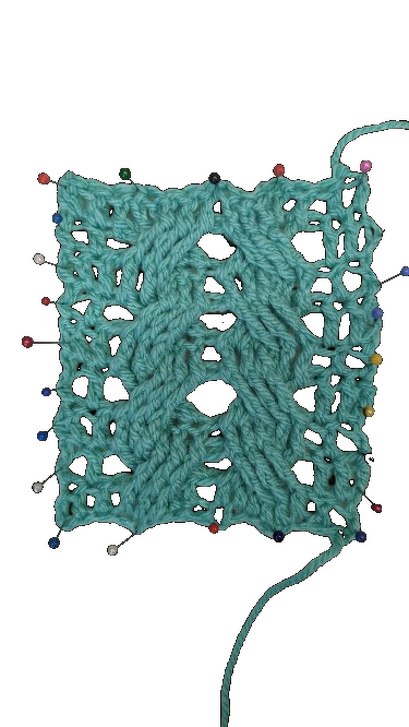 türkisfarbene Häkelprobe mit Ajourlöchern, Zopfreihen und Stecknadeln