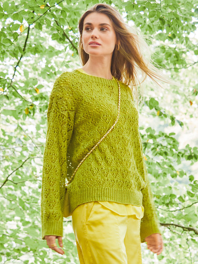 Grüner Pullover im Ajourmuster