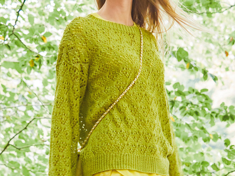 Grüner Pullover im Ajourmuster