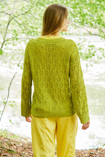 Grüner Pullover im Ajourmuster