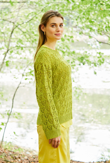 Grüner Pullover im Ajourmuster