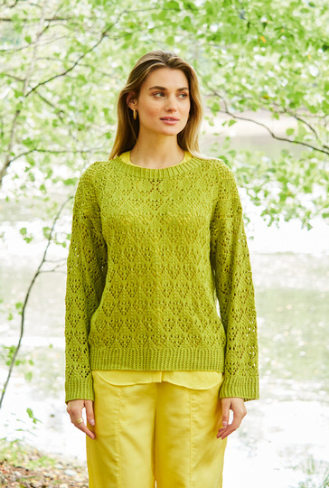 Grüner Pullover im Ajourmuster