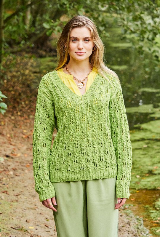 Pullover mit V-Ausschnitt und Zopf-Lochmuster in Grün - Bild 2