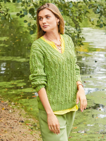 Pullover mit V-Ausschnitt und Zopf-Lochmuster in Grün