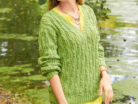 Pullover mit V-Ausschnitt und Zopf-Lochmuster in Grün