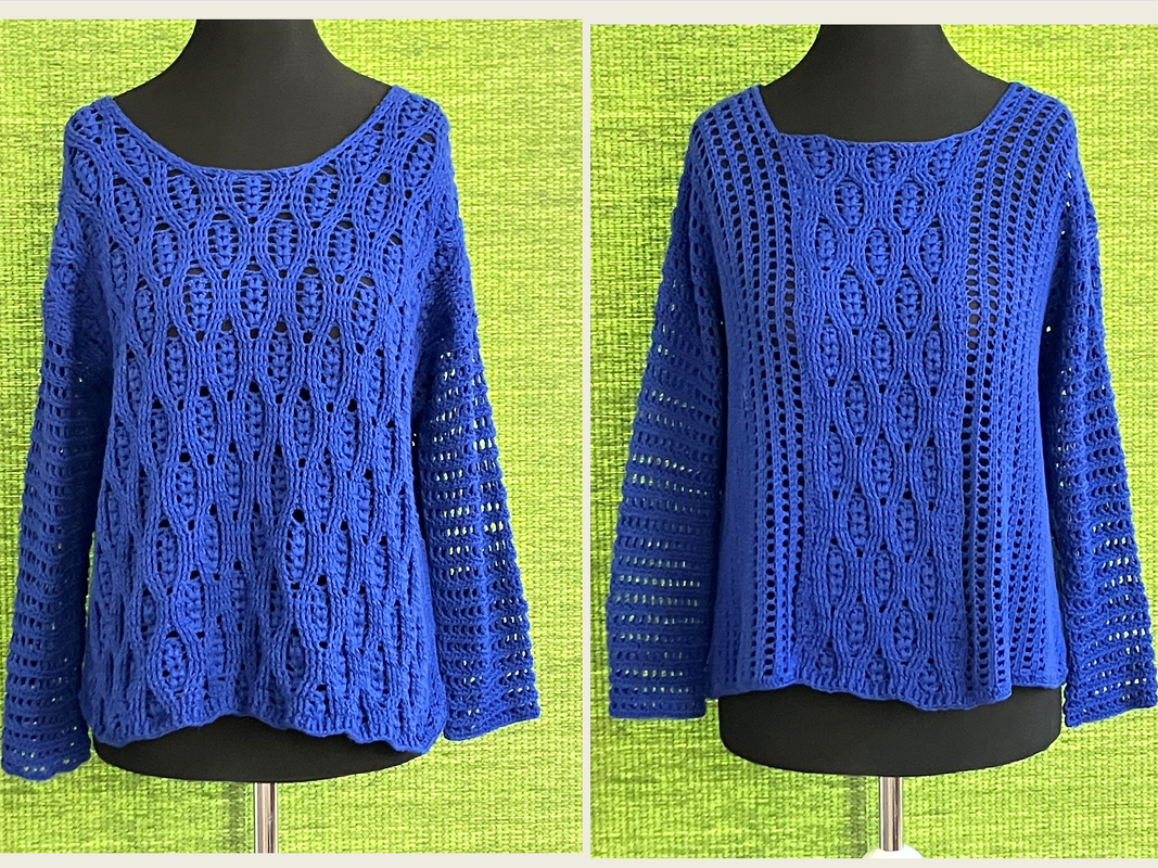 Königsblauer Damen-Häkelpullover mit Ajour- und Lochmuster auf Schneiderpuppe