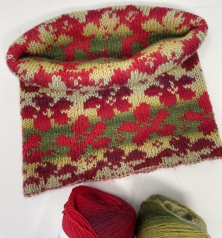 Gestrickter Loop Schal in Rot, Grün und Beige mit zwei Wollknäueln