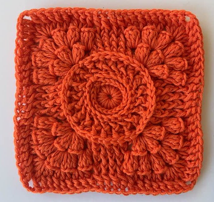 Orangefarbenes Granny-Quadrat mit rundem Blütenrelief