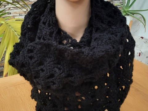 schwarzer Kuschel-Loop Schal Häkelanleitung