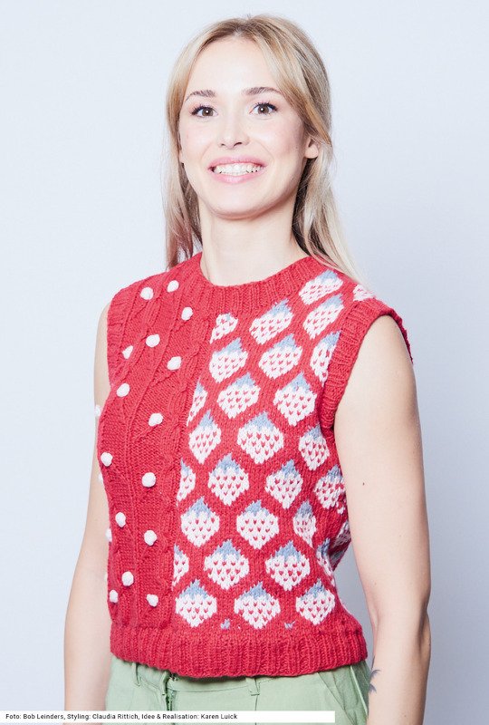 Roter Pullunder mit Noppen und Erdbeermotiven in Rosa und Grau - Bild 5