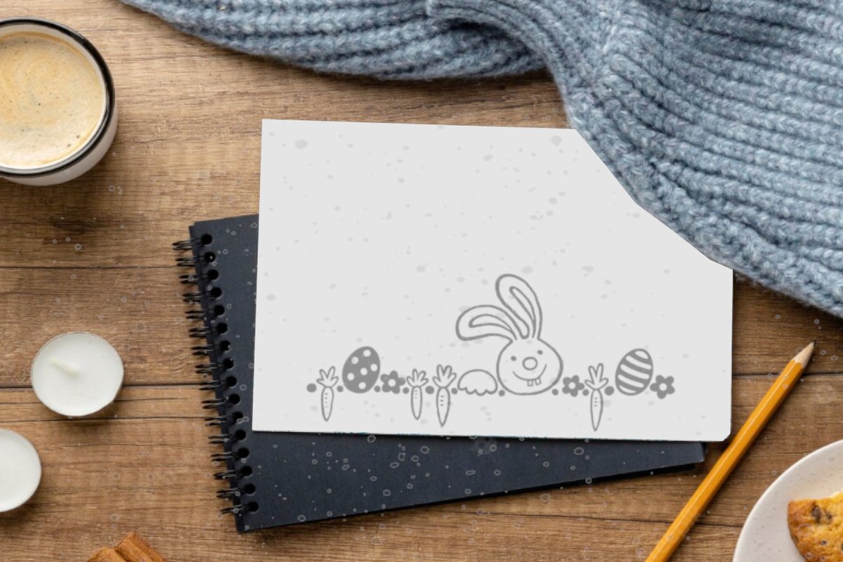 Weiße Karte mit gezeichneter Osterbordüre: Hase, Eier, Karotten entlang einer unteren Kante
