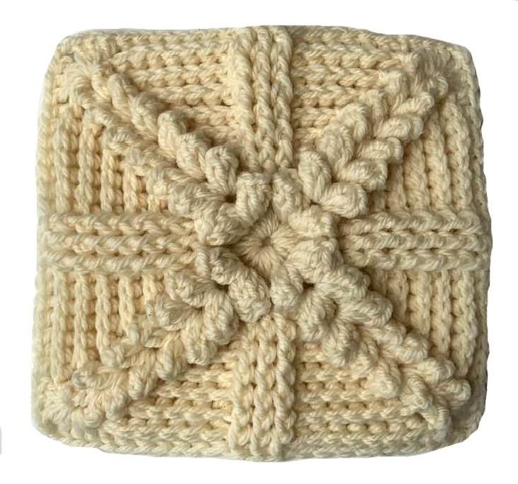 cremefarbenes gehäkeltes Granny Square Quadrat mit sternförmigen Puffstichen