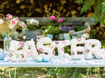 Genähter Schriftzug "Easter" aus naturfarbenem Filz