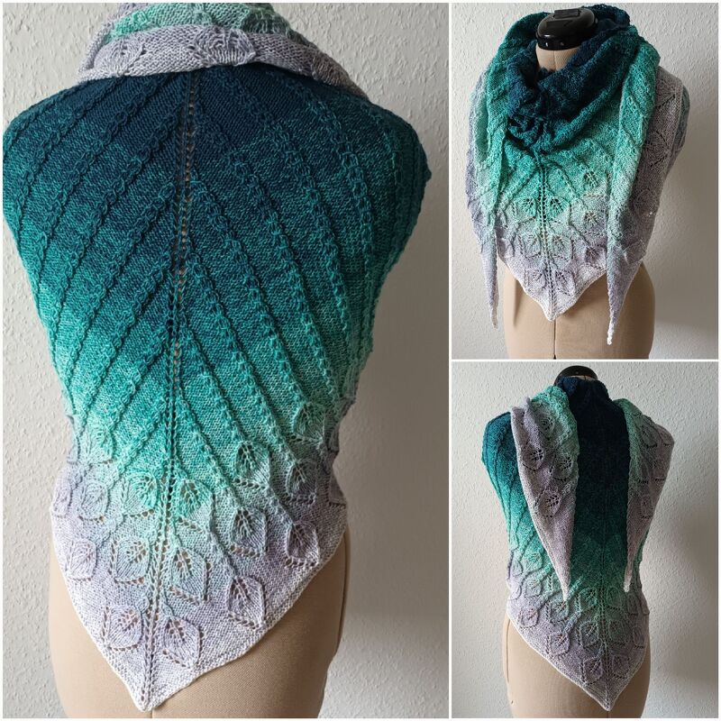Gestricktes Dreieckstuch in Petrol- und Grautönen mit Blatt-Lochmuster auf einer Büste