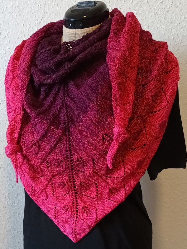 Strickanleitung für das Dreieckstuch "Leaf Whispers"