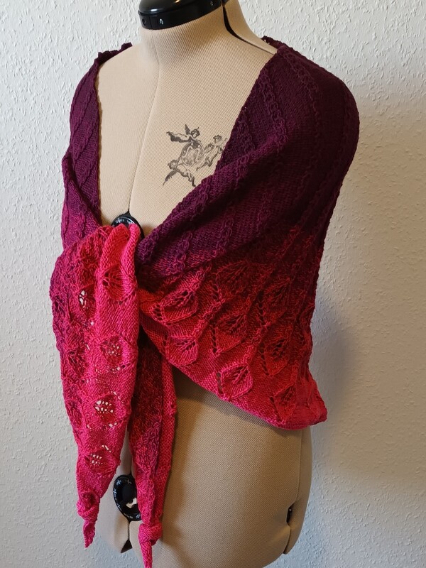 Strickanleitung für das Dreieckstuch "Leaf Whispers"