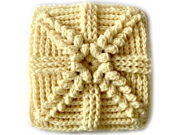 Cremefarbenes gehäkeltes Granny-Quadrat mit erhabener Sternmitte