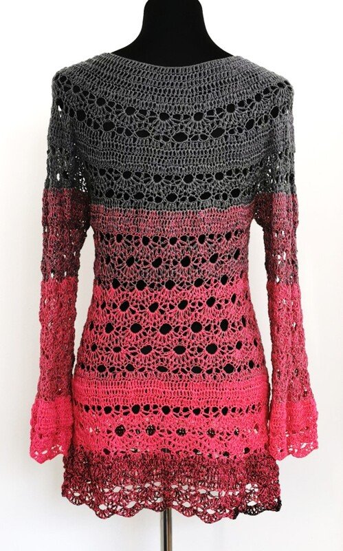 Rückenansicht einer gehäkelten Damen‑Tunika mit Grau‑zu‑Pink‑Verlauf, Lochreihen und Muschelsaum