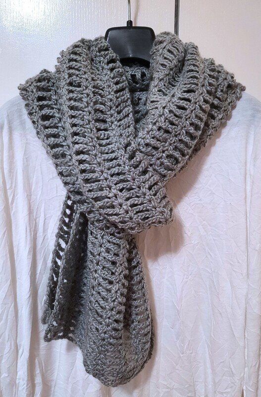 grauer Kuschel-Schal Häkelanleitung
