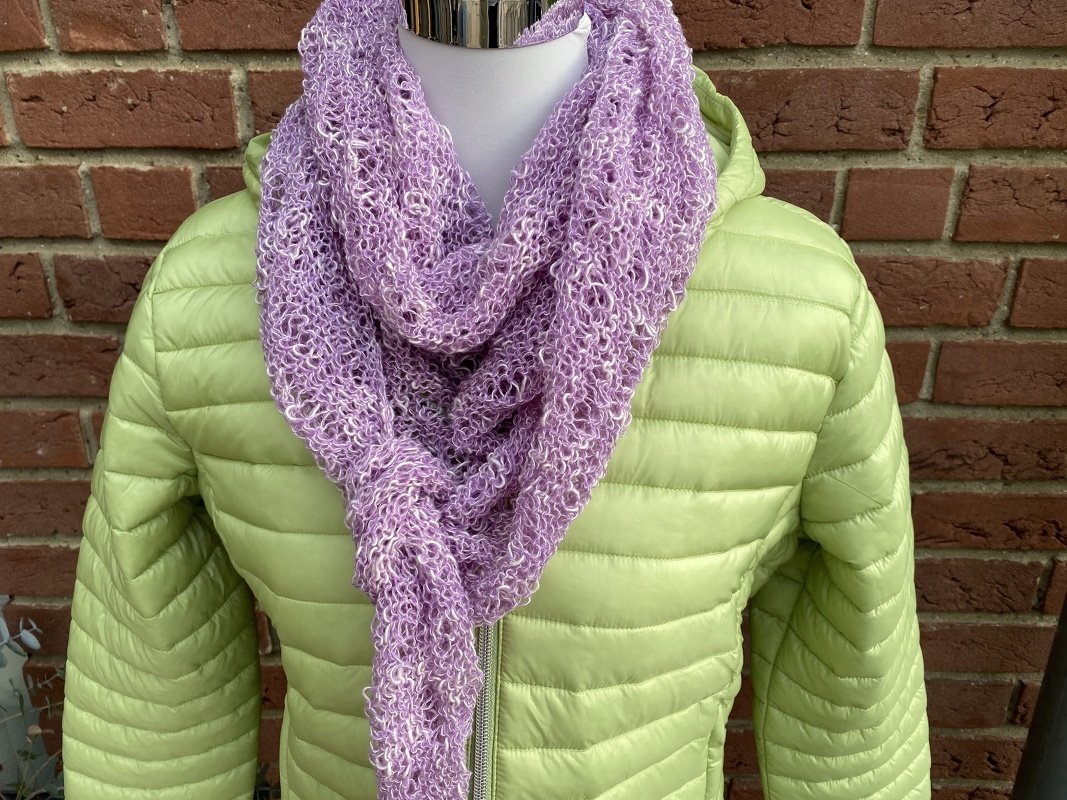 Zartlila Dreieckstuch mit offenem Strickmuster auf Schaufensterpuppe