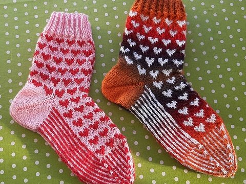 Anleitung Sockenmuster Herzenregen, mit mehreren Fäden.