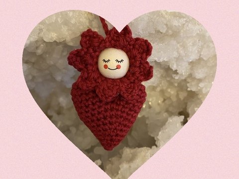 Häkelanleitung Herzblümchen Valentin als Taschenbaumler oder Blumenstecker