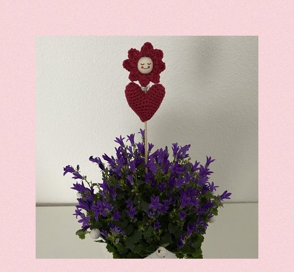 Häkelanleitung Herzblümchen Valentin als Taschenbaumler oder Blumenstecker