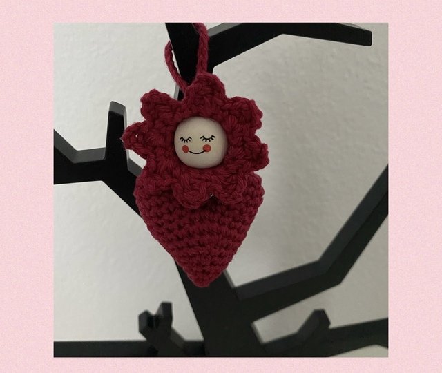 Häkelanleitung Herzblümchen Valentin als Taschenbaumler oder Blumenstecker