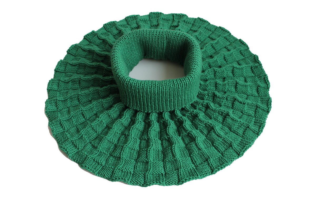 Smaragdgrüner gestrickter Rundschal mit hohem Rippenkragen und erhabenem Rautenmuster auf weißem Hintergrund.