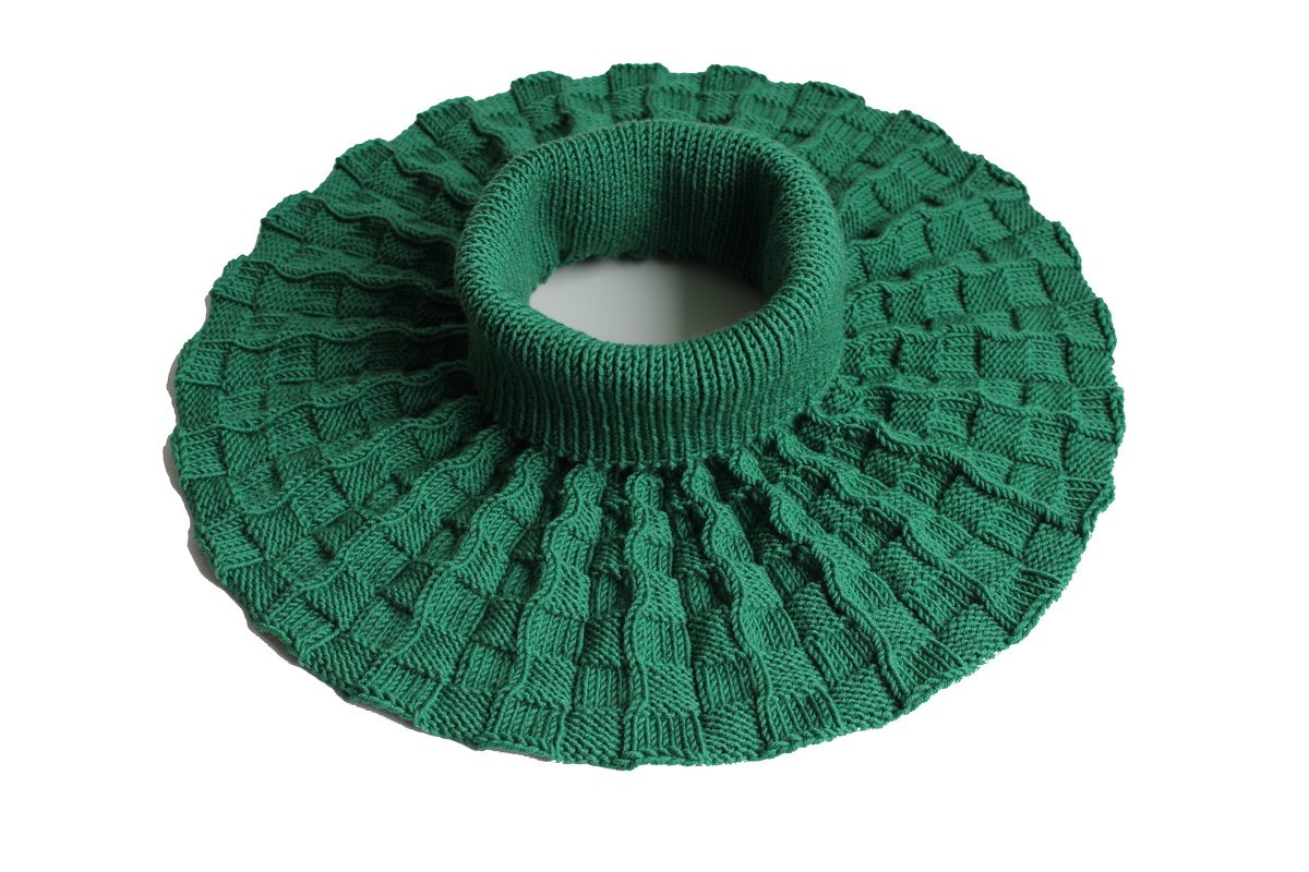 Gestrickter grüner Kragen mit geripptem Halsbund und Korbmuster
