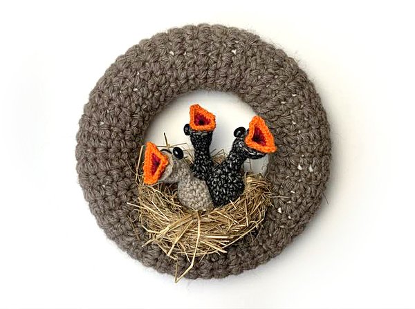 Lustiger Türkranz mit sehr hungrigen Kücken