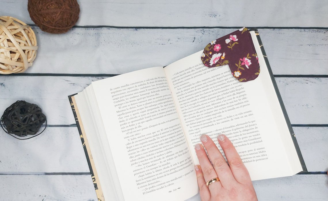 Herz-Lesezeichen nähen - Anleitung und Schnittmuster