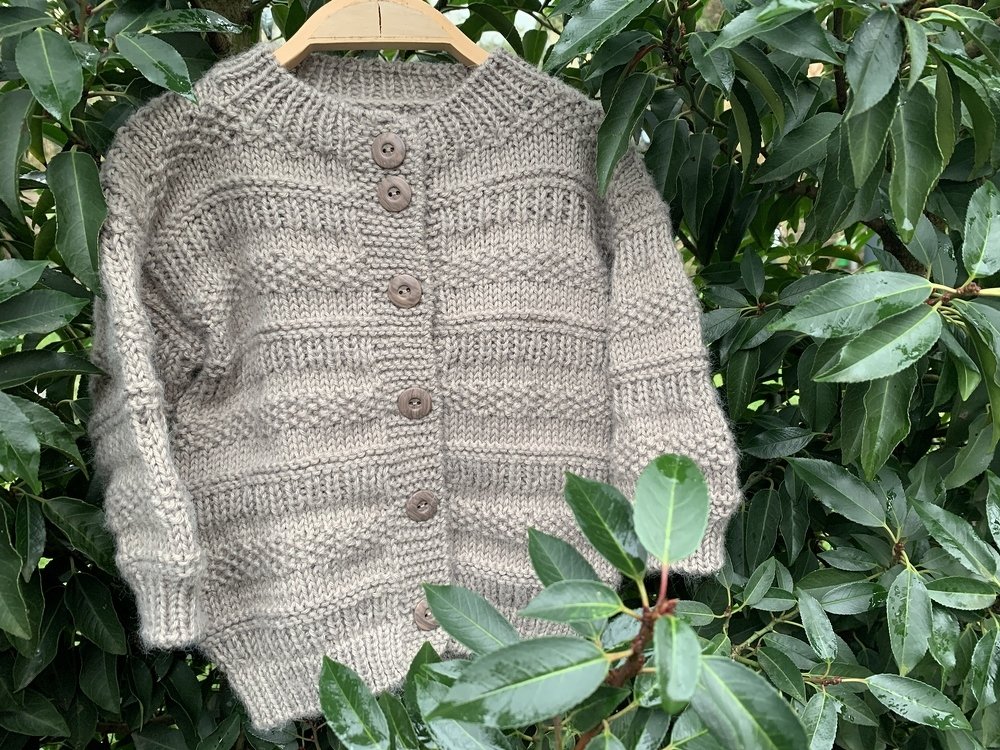 Strickanleitung Kinderjacke ALYA Größe 68 - 98