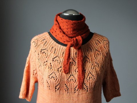 Antonia Schal mit Lochmuster stricken, ideal für 50g Knäuel oder Reste