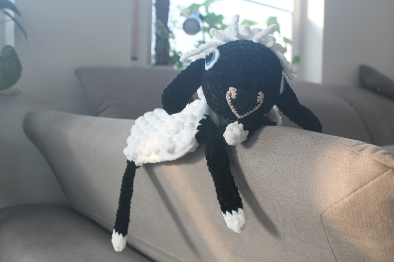 Kuscheltuch häkeln – Schwarznasenschaf, ca. 30 cm (DE & EN)