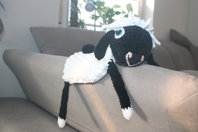 Kuscheltuch häkeln – Schwarznasenschaf, ca. 30 cm (DE & EN)