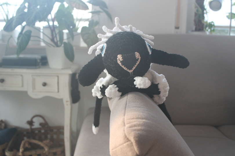 Kuscheltuch häkeln – Schwarznasenschaf, ca. 30 cm (DE & EN)