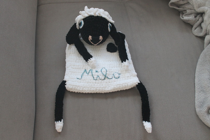 Kuscheltuch häkeln – Schwarznasenschaf, ca. 30 cm (DE & EN)