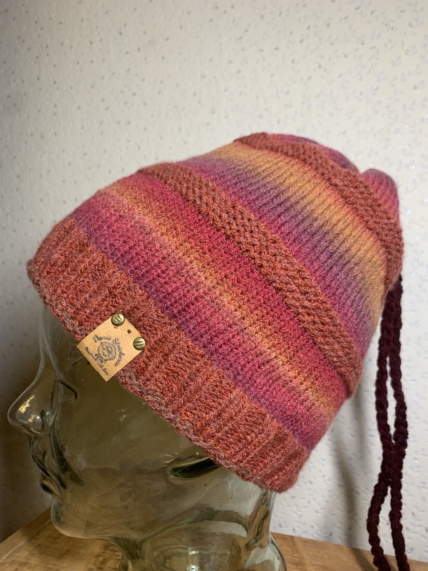 Mehrfarbige gestrickte Beanie mit umgeschlagenem Rippenbund, Lederetikett und gedrehter Kordel