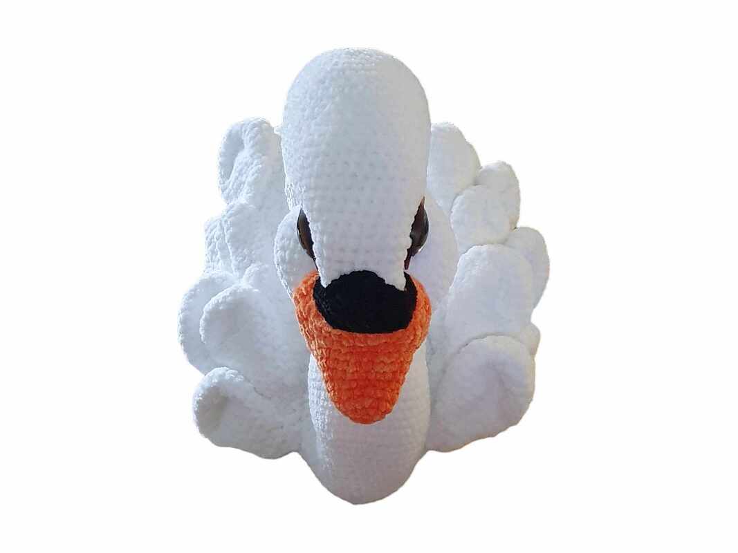 Gehäkelter weißer Schwan mit orangefarbenem Schnabel, Frontalansicht