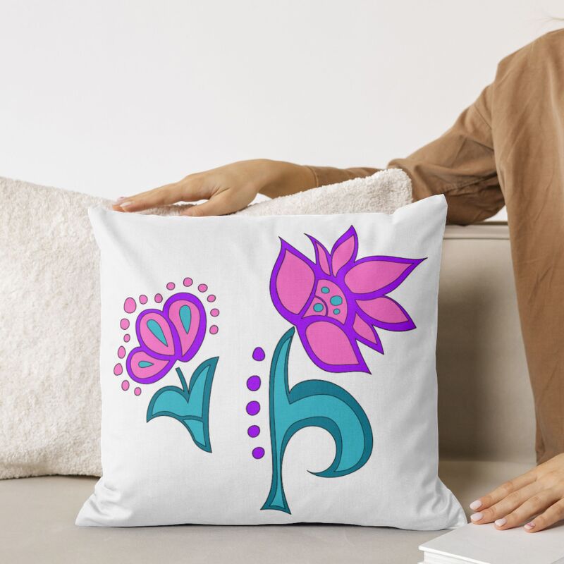 Weies Kissen mit grafischem Blumenmotiv in Pink, Violett und Tkis