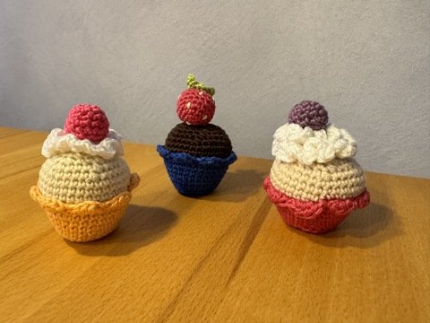 Muffin / Cupcake mit Sahne-Topping und Dreierlei Beeren z.B. für Kaufladen