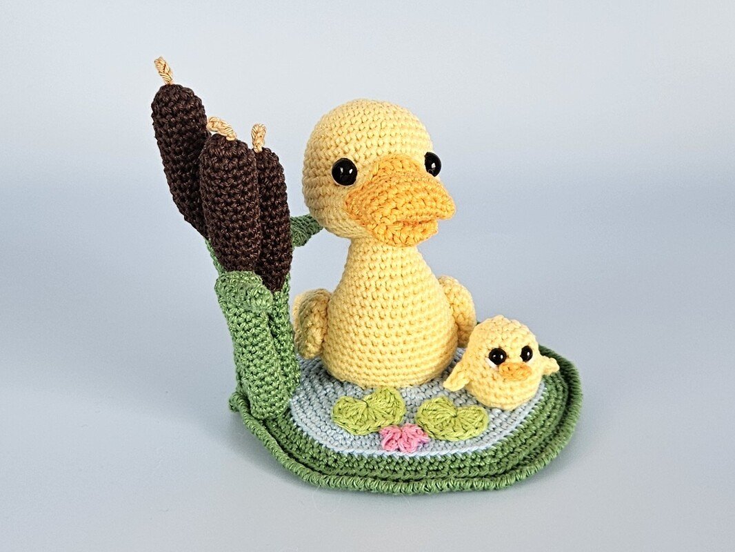 Ente und Küken am Teich mit Seerose - Amigurumi Häkelanleitung