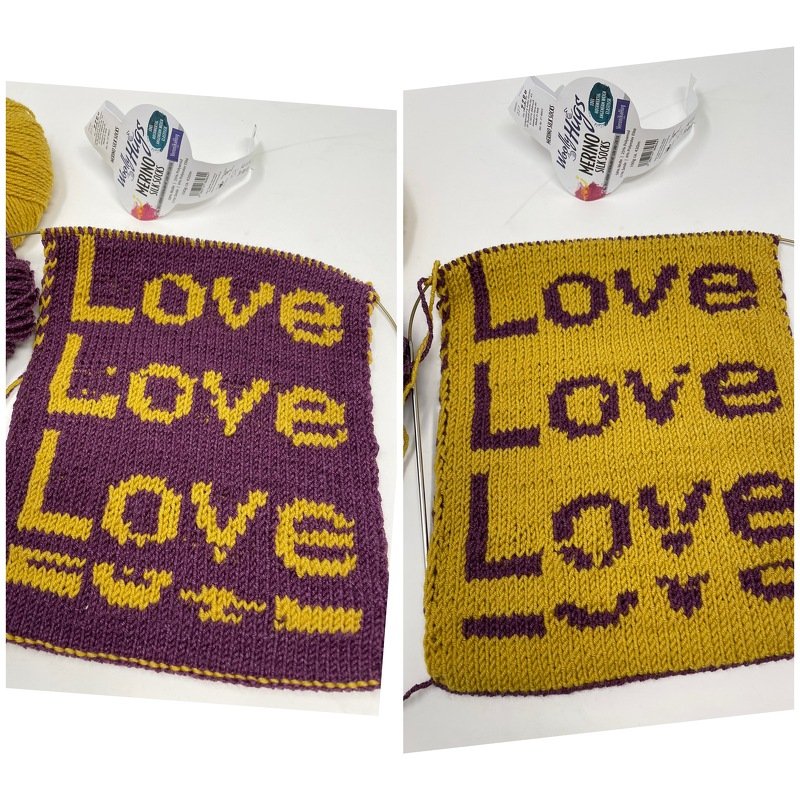 Zwei gestrickte Probestücke mit dem Schriftzug Love, Garn und Stricknadeln