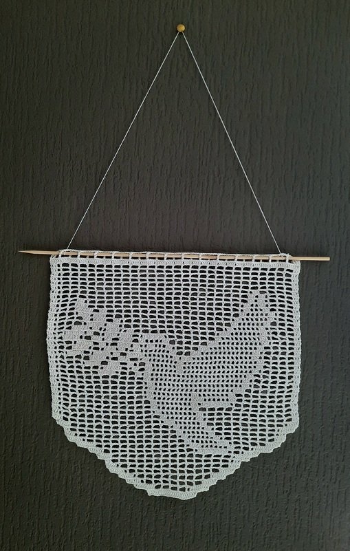 Weißer gehäkelter Wandbehang mit Hasenmotiv an Holzstab