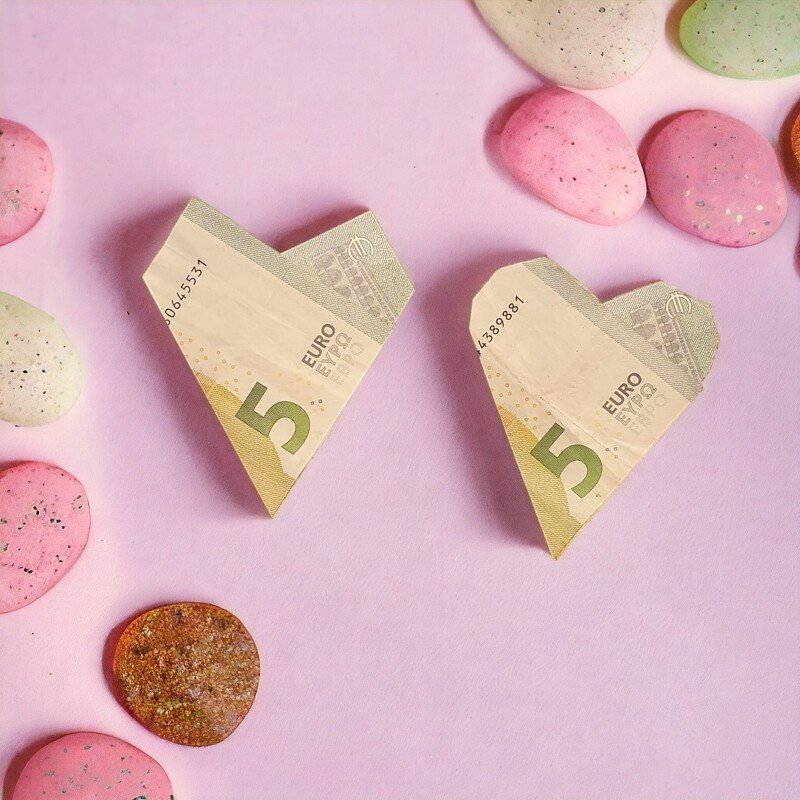 DIY Origami‑Herzen aus 5‑Euro‑Scheinen auf rosa Untergrund