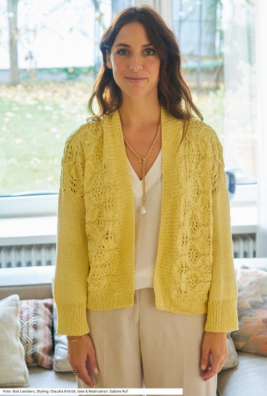 Jacke mit Loch-Zopfmuster in Gelb - Bild 2